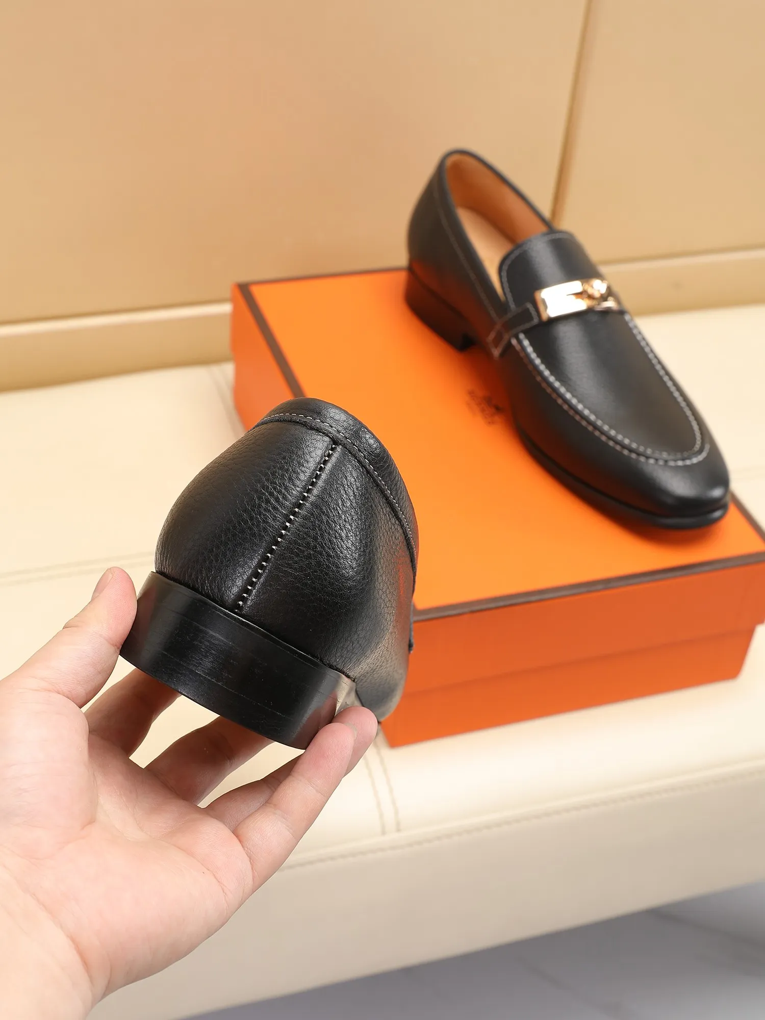 Factory price 440💶[HERMES] (cowhide lining)🍀Italian top luxury🍀He does not pursue novel styles and gorgeous colors, but attracts the favor of successful men with his flawless, elegant and classic style! This very, very comfortable, simple and stable style makes it easy to match any style! The pattern is absolutely 1:1 refined from the original case, and we strive for excellence in materials, imported cowhide + cowhide lining💪💪💪extraordinary texture👍! .Code number: 39 to 44 (38.4546 customized)